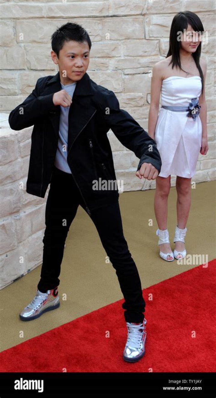 Han Wenwen: The Rising Star of Chinese Entertainment